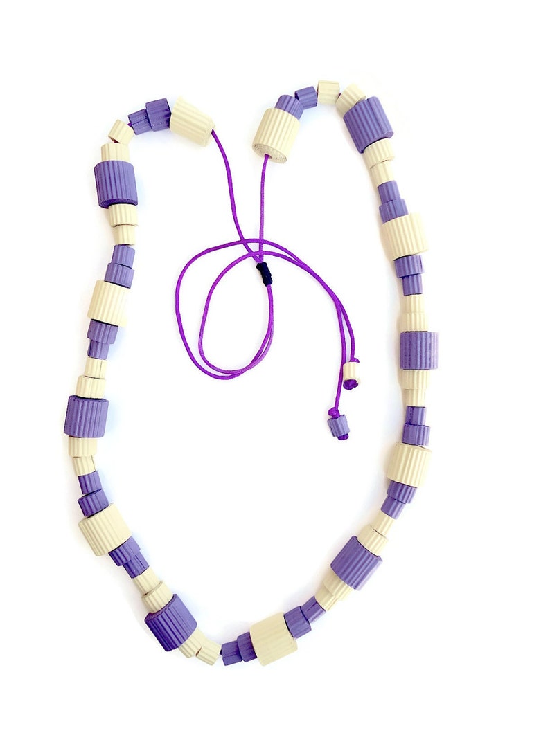 Original jewelry-Colorful statement necklace with chunky beads of corrugated paper lilac and ivory-bold adjustable necklace-abstract jewelry zdjęcie 4