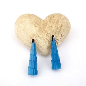 Spielerische Eco blau Ohrringe gewellte Pappe Kegel geformt