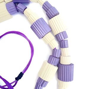 Original jewelry-Colorful statement necklace with chunky beads of corrugated paper lilac and ivory-bold adjustable necklace-abstract jewelry zdjęcie 3