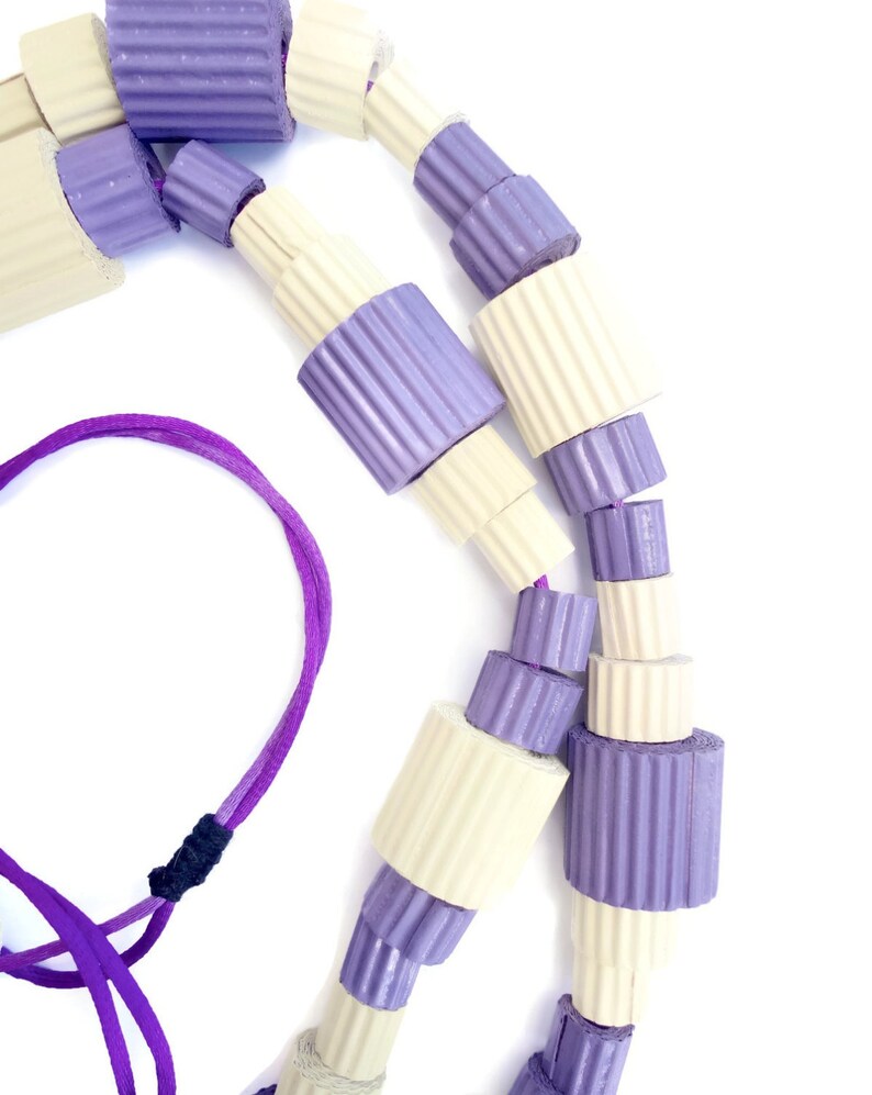 Original jewelry-Colorful statement necklace with chunky beads of corrugated paper lilac and ivory-bold adjustable necklace-abstract jewelry zdjęcie 3