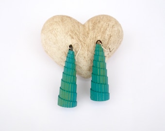 Orecchini pendenti-Grandi orecchini a cono in due sfumature di verde-orecchini colorati-orecchini leggeri-orecchini estate-orecchini moderni