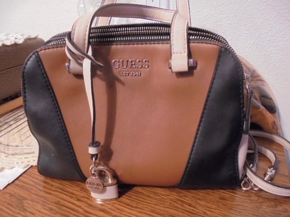 Multisac Black Shoulder Bag | Black leather handbags, Guess purses, Black  shoulder bag