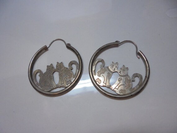 Sterling Silver  etched Sitting Kittens round ope… - image 2