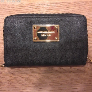 Cartera de piel negra tipo guijarro de Michael Kors