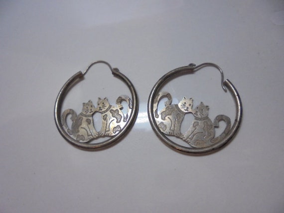 Sterling Silver  etched Sitting Kittens round ope… - image 1