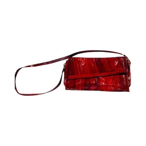 sac à main vintage en peau d'anguille bordeaux. Très bon état vintage avec beaucoup de poches.