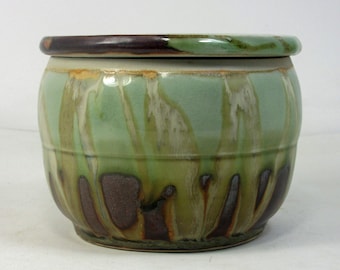 French butter dish in iron red and green  with lines