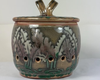 Pote de alho Shino com flores vermelhas e verde-claras