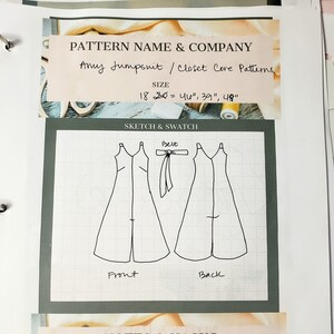 Könnte beinhalten: Eine handgezeichnete Skizze eines Jumpsuit-Schnitts mit dem Text "Amy Jumpsuit / Closet Core Patterns" und "18 20 = 40", 39", 48" auf einem rosa Zettel. Die Skizze zeigt die Vorder- und Rückseite des Jumpsuits mit einem Gürtel.