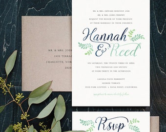 Puede incluir: Conjunto de invitaciones de boda con una invitación principal, una tarjeta de confirmación de asistencia y un sobre. La invitación presenta los nombres "Hannah & Reed" en una elegante escritura con acentos botánicos.