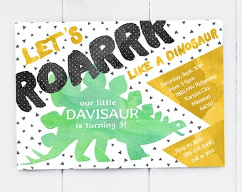 Pode incluir: Um convite de aniversário amarelo, verde e preto com uma ilustração de dinossauro. O convite diz "Let's Roar Like a Dinosaur" e inclui o texto "Our little Davisaur is turning 3!"