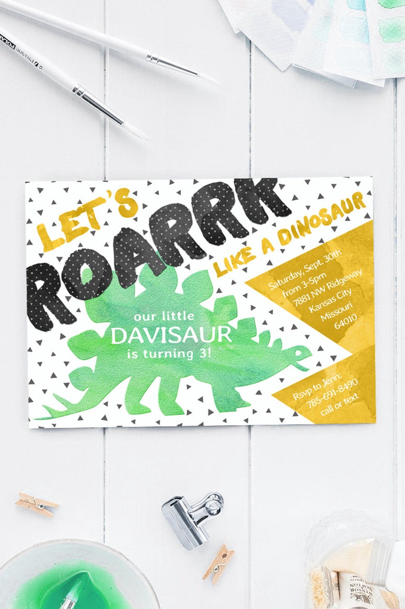 Puede incluir: Una invitaci&oacute;n de cumplea&ntilde;os amarilla, verde y negra con una ilustraci&oacute;n de dinosaurio. La invitaci&oacute;n dice "Let's Roar Like a Dinosaur" e incluye el texto "Our little Davisaur is turning 3!"