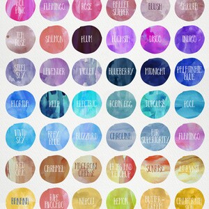 Puede incluir: Una tabla de 100 muestras de pintura acuarela con nombres para cada color. Los colores est&aacute;n dispuestos en una cuadr&iacute;cula, con cada fila representando una familia de colores diferente. Los colores van desde azules y morados profundos hasta amarillos y naranjas brillantes. Los nombres de los colores est&aacute;n escritos en blanco en cada muestra.