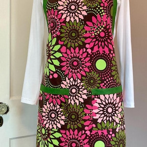 chef style apron with patch pockets