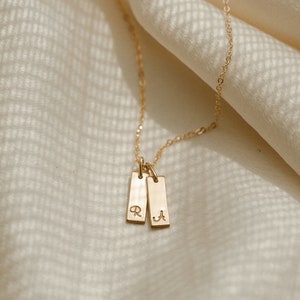 小さなイニシャルタグネックレス、パーソナライズされたバータグネックレス、縦型バーネックレス | 14Kゴールドフィルド、スターリングシルバー | LN140_12_V