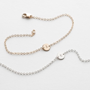 Pulsera inicial personalizada delicada, pulsera de letras personalizadas, pulsera de disco mínimo / relleno de oro de 14 k, plata de ley, oro rosa / LB206