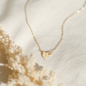 Collar de corazón inicial diminuto, colgante de corazón personalizado delicado, collar de letras personalizado / relleno de oro de 14 k, plata de ley, oro rosa / LN124_L