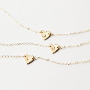 Pulsera de corazón inicial diminuta, pulsera de cadena romántica de todos los días, joyería de corazón delicado / relleno de oro de 14 k, plata de ley, oro rosa / LB124