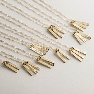 Collar pequeño personalizado con nombre, coordenadas y fecha para niños. Relleno de oro de 14 k, plata de ley. LN130_16_V