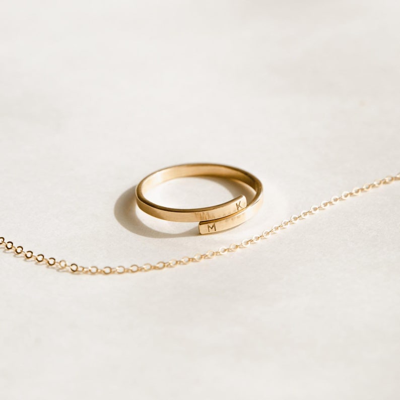 Elegant personlig omslagsring, personlig initialring, namnring, romersk siffrorring | 14k guldfyllning, sterlingsilver | LR452 bild 5