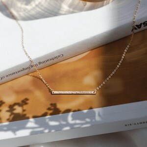 Personalisierte Bar Halskette, Benutzerdefinierte Namen Halskette, Minimal Initialen Halskette | 14k Gold Fill, Sterling Silber | LN120_30 Bild 7