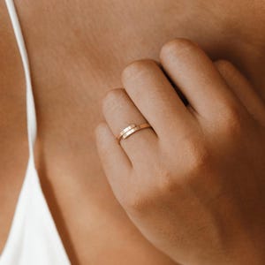 Elegant personlig omslagsring, personlig initialring, namnring, romersk siffrorring | 14k guldfyllning, sterlingsilver | LR452 bild 4