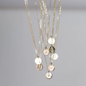 Collar con disco personalizado, colgante con iniciales personalizadas, collar con moneda simbólica / Oro laminado de 14k, plata de ley / LN209