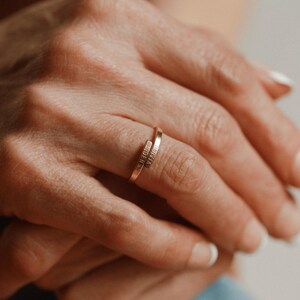 Elegant personlig omslagsring, personlig initialring, namnring, romersk siffrorring | 14k guldfyllning, sterlingsilver | LR452 bild 8