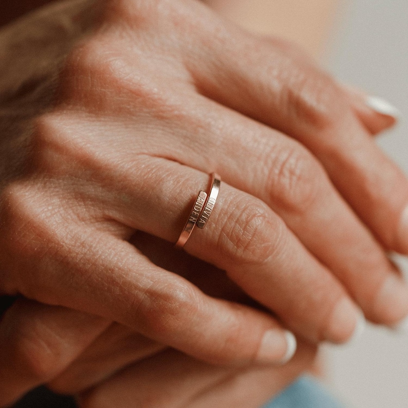 Elegant personlig omslagsring, personlig initialring, namnring, romersk siffrorring | 14k guldfyllning, sterlingsilver | LR452 bild 8