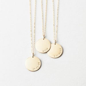 Collar con nombre personalizado, collar con colgante de moneda grande, collar con disco de fecha personalizado / Oro laminado de 14k, plata de ley / LN216