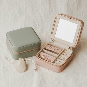 Portagioielli firmato, portagioielli da viaggio in pelle vegana, portagioielli da viaggio / rosa petalo di rosa, verde salvia tenue