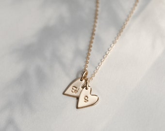 Collar con inicial de corazón, collar de doble corazón, collar de corazón personalizado, collar de iniciales para niños / relleno de oro de 14 k, plata de ley / LN230