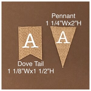 Puede incluir: Dos banderines de arpillera, uno de cola de milano y otro triangular, cada uno con la letra blanca "A". El bander&iacute;n de cola de milano mide 2,9 cm de ancho x 3,8 cm de alto. El bander&iacute;n triangular mide 3,2 cm de ancho x 5,1 cm de alto.