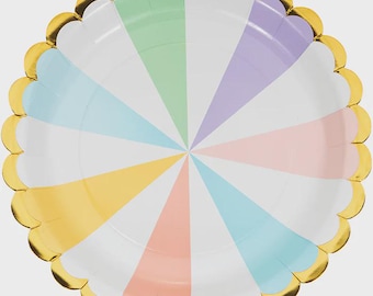 Könnte beinhalten: Ein runder Pappteller mit einem gewellten Goldfolienrand. Der Teller hat eine weiße Mitte mit pastellfarbenen Keilen, die in Gelb-, Grün-, Blau-, Rosa- und Lilatönen nach außen strahlen.