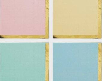 Könnte beinhalten: Vier quadratische Papierservietten in Pastellfarben: Rosa, Gelb, Mintgrün und Hellblau. Jede Serviette hat einen goldfarbenen Rand. Die Servietten sind in einem 2x2-Raster angeordnet.
