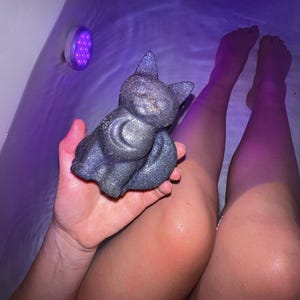 Bomba de baño Lunar Kitty - Cristal de obsidiana arcoíris, sales de baño aromáticas