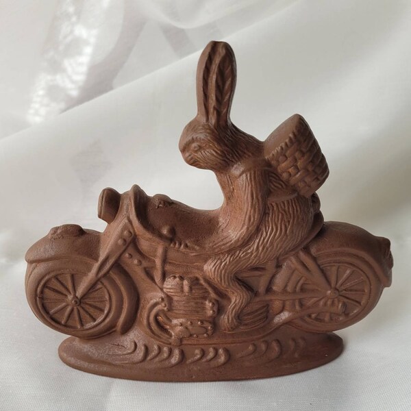 Conejito de chocolate en motocicleta falso conejito de Pascua foto prop Harley Davidson falsa bandeja arreglo granja