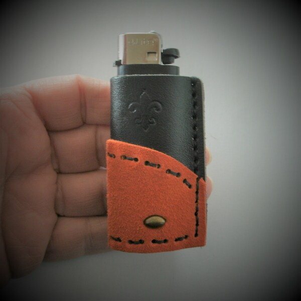 Recycled Genuine Leather Lighter Sleeves with Jade Bead/Étuis Porte Briquet en Cuir Véritable Recyclé avec Bille en Jade