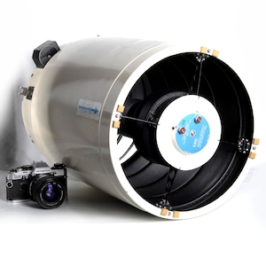 Puede incluir: Un telescopio cil&iacute;ndrico blanco con una lente negra y una etiqueta azul que dice "38" y "OPT", montado en un marco de metal negro con soportes dorados.