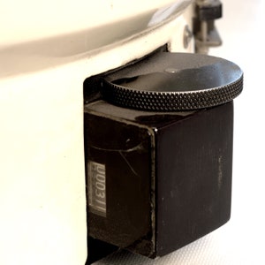 Puede incluir: Primer plano de un contador negro y plateado con una pantalla digital que muestra "0003".