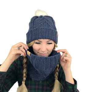 STRICKMUSTER: Nightingale Forest Hut und Kutte, Pine Tree Strickmütze mit gefalteter Krempe und Halswärmer im Chunky Knit Style,