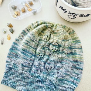 STRICKANLEITUNG** Pixie Slouchy Mütze Strickmuster, Blatt Spitze Trellis Sock Gewicht Hut stricken, Digitales Muster Fingering Gewicht Mütze