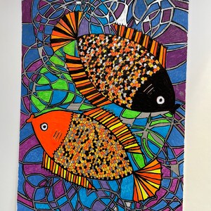 Op de afbeelding: Kunstafdruk met kleurrijke vissen. Twee vissen met oranje, zwarte en gele schubben tegen een achtergrond in glas-in-loodstijl van blauw, paars en groen. Het kunstwerk is omlijnd met zilver.