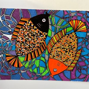 Op de afbeelding: Een kleurrijk kunstwerk met twee gestileerde vissen. E&eacute;n vis heeft een zwarte kop en oranje en zwart gestreepte vinnen, de andere is oranje. De achtergrond is een moza&iuml;ek van blauwe, paarse en groene vormen met zilveren lijnen.