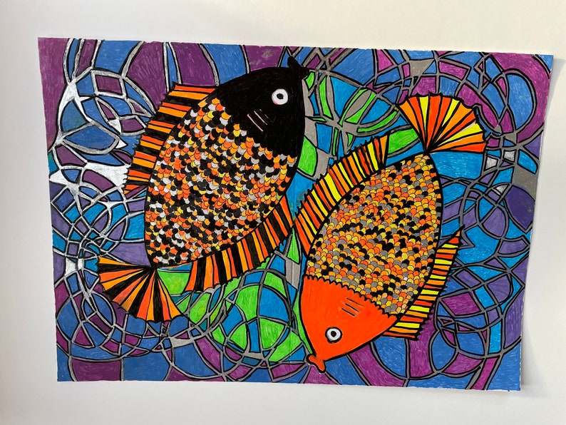 Op de afbeelding: Een kleurrijk kunstwerk met twee gestileerde vissen. E&eacute;n vis heeft een zwarte kop en oranje en zwart gestreepte vinnen, de andere is oranje. De achtergrond is een moza&iuml;ek van blauwe, paarse en groene vormen met zilveren lijnen.