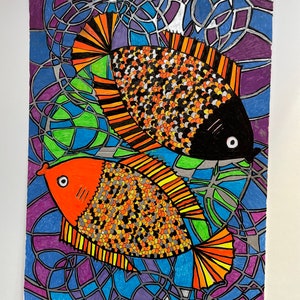 Op de afbeelding: Kleurrijk kunstwerk met twee gestileerde vissen. E&eacute;n vis is oranje, de andere zwart. Beide hebben geschubde patronen in tinten van oranje, geel en grijs. De achtergrond is een moza&iuml;ek van blauwe, paarse en groene vormen.