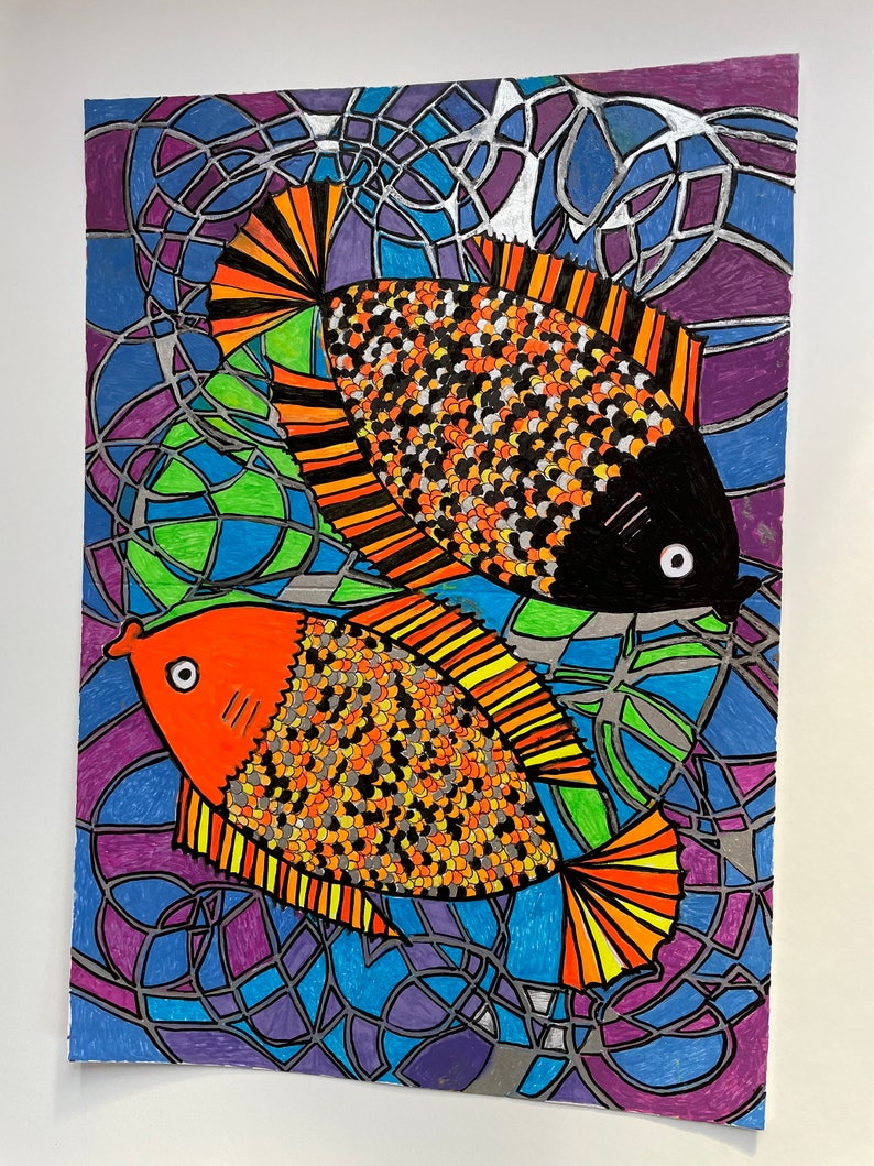 Op de afbeelding: Kleurrijk kunstwerk met twee gestileerde vissen. E&eacute;n vis is oranje, de andere zwart. Beide hebben geschubde patronen in tinten van oranje, geel en grijs. De achtergrond is een moza&iuml;ek van blauwe, paarse en groene vormen.