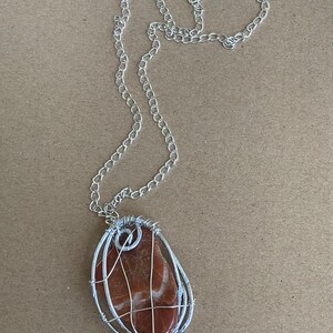 Scottish Agate Pendant: Hammered Aluminium Wire Wrapped Necklace bild 5