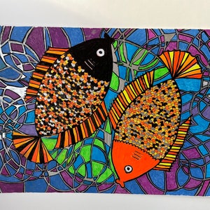 Op de afbeelding: Een kleurrijk kunstwerk met twee vissen met ingewikkelde patronen. E&eacute;n vis is zwart, de andere is oranje, beide met oranje en zwart gestreepte vinnen. De achtergrond is een moza&iuml;ek van blauwe, paarse en groene vormen.