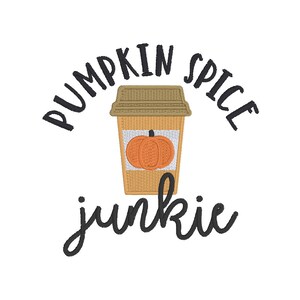 Op de afbeelding: Pumpkin spice junkie tekst met een bruin en oranje koffiebeker met een pompoenafbeelding.